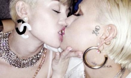 Miley Cyrus besa en la boca a la rapera Brooke Candy (+Foto)