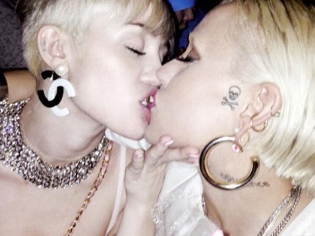 Miley Cyrus besa en la boca a la rapera Brooke Candy (+Foto)
