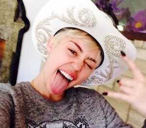 Miley Cyrus anunció en Twitter que ha dejado de fumar