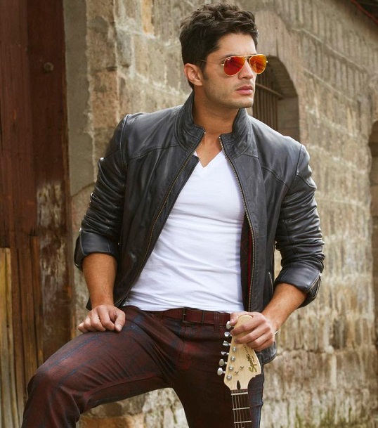 Daniel Elbittar canta tema principal de ‘Siempre tuya Acapulco» la nueva telenovela de Azteca