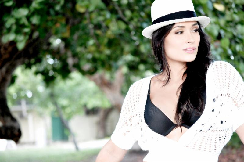 GABY ACUNA CON EL CORAZON EN EL SHOW BUSINESS