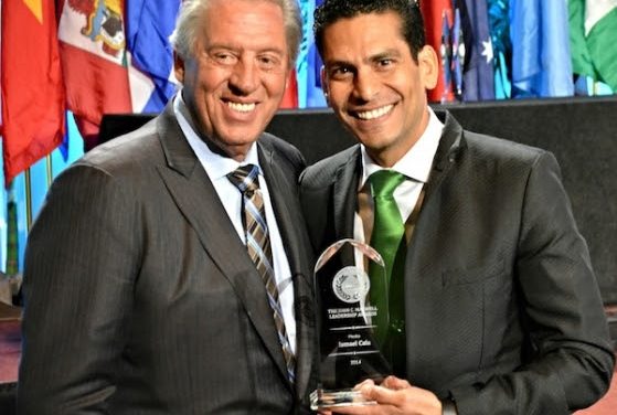 Ismael Cala recibe el Premio de Liderazgo John Maxwell en medios de comunicación
