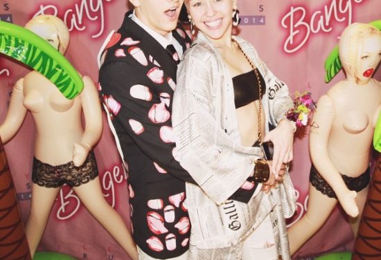 Miley Cyrus cobra mil dólares a fans por tomarse fotos atrevidas (+Fotos)
