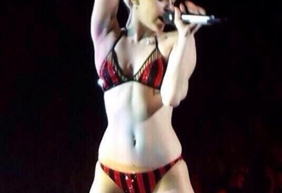 Miley Cyrus cantó ’23’ en ropa interior durante concierto en Wisconsin