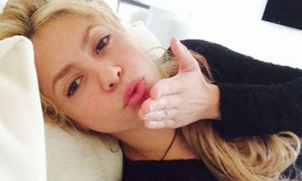 Shakira celebra por tener la página de Facebook con más seguidores