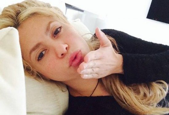 Shakira celebra por tener la página de Facebook con más seguidores