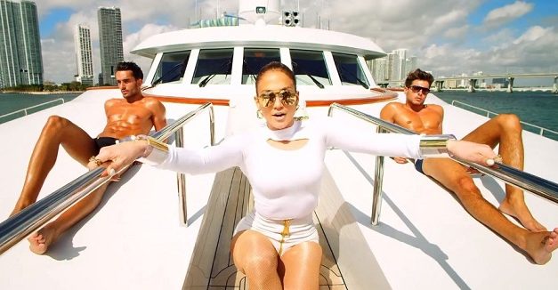 Jennifer Lopez se rodeó de sexys hombres en su nuevo video »I Luh Ya Papi’ (+Video)