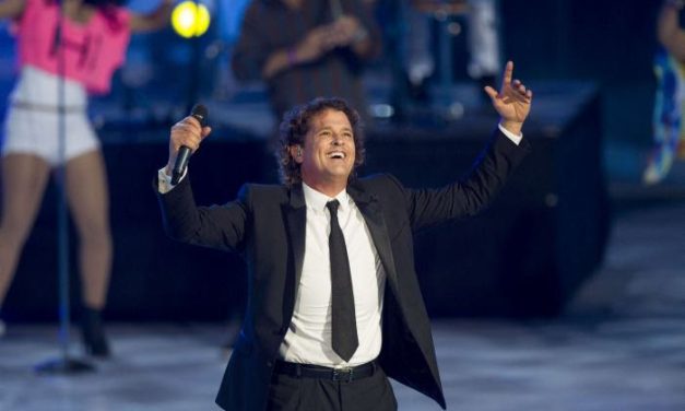 CARLOS VIVES RECIBE HOMENAJE A PREMIO SOBERANO