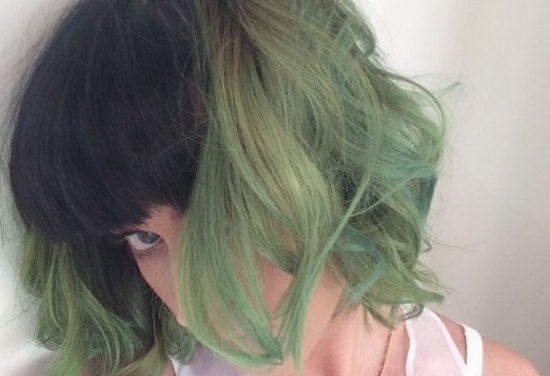 Katy Perry dejó el oscuro de su cabello para lucirlo verde