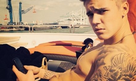 Justin Bieber luce sus tatuajes son esta sexy foto compartida en Instagram