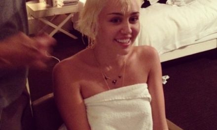 Miley Cyrus deja poco a la imaginación con fotos en toalla