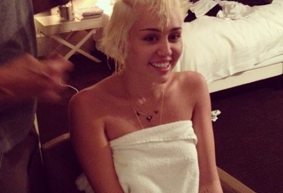 Miley Cyrus deja poco a la imaginación con fotos en toalla