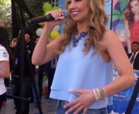 Thalía se conmueve al reencontrarse con sus fans de México