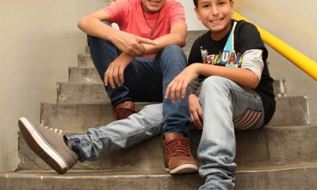 Alej y Santy – Los Principitos promocionan su tema »Mi amor de Facebook»