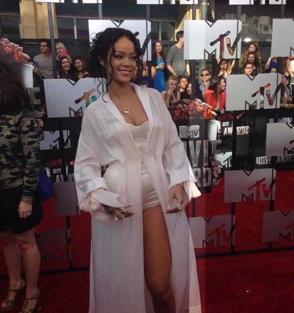 Rihanna lució sexy traje en los MTV Movie Awards 2014 (+Foto)