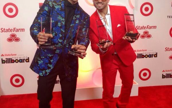 Chino y Nacho ¡ganan el Billboard por partida doble!