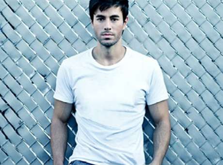 Enrique Iglesias promete desnudarse si España gana mundial