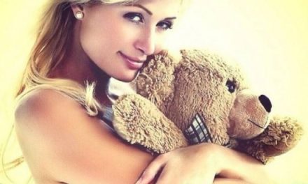 Paris Hilton posó semidesnuda con un oso de peluche [+Foto]