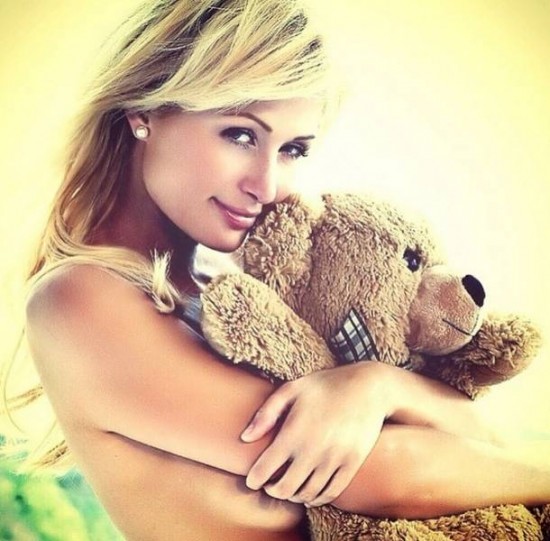 Paris Hilton posó semidesnuda con un oso de peluche [+Foto]