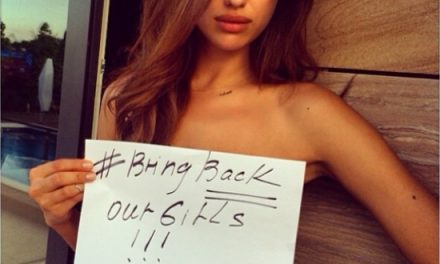 Irina Shayk desata polémica al hacer topless para rescatar a niñas nigerianas