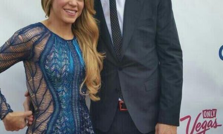 Shakira y Piqué irradian alegría en alfombra roja de los Billboard 2014