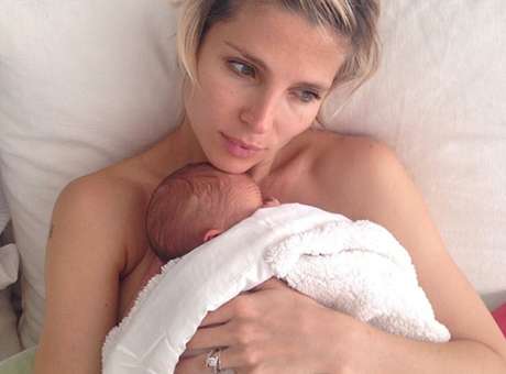 Elsa Pataky posa en topless con uno de sus gemelos