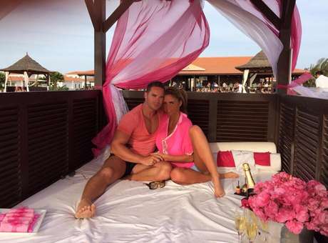 Katie Price se divorcia, le pusieron el cuerno con su amiga