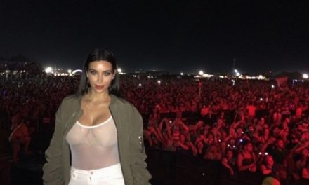 Kim Kardashian lució atrevida transparencia en show de su esposo (+Foto)