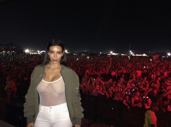 Kim Kardashian lució atrevida transparencia en show de su esposo (+Foto)