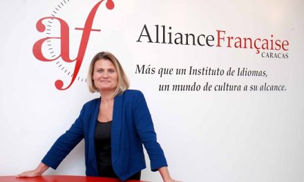 ALIANZA FRANCESA: UNA DAMA CUARENTONA EN SU MEJOR MOMENTO