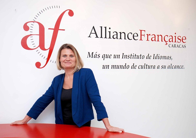 ALIANZA FRANCESA: UNA DAMA CUARENTONA EN SU MEJOR MOMENTO