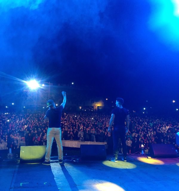 Chino y Nacho seducen al público de Bolivia
