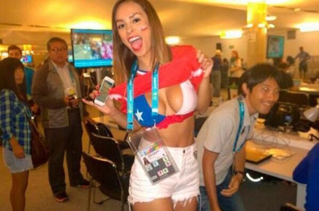 Jhendelyn Núñez (@Jhendelyn), la periodista que no se aguantó y mostró su sostén tras gol de Alexis