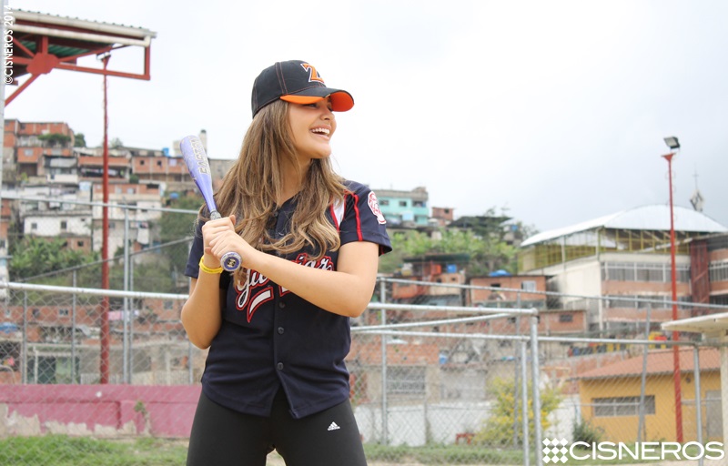 Miss Venezuela Universo apoya el entrenamiento del equipo de béisbol menor »Los Yunior»