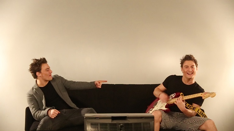 El cantautor español WENCES SÁNCHEZ se suma a la pasión del mundial con su tema »A FUEGO CAMPEÓN»