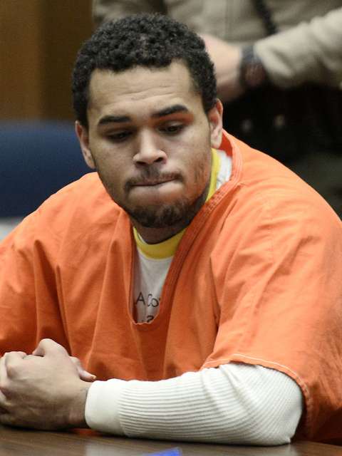 Chris Brown sale de prisión tras cumplir 108 días de condena