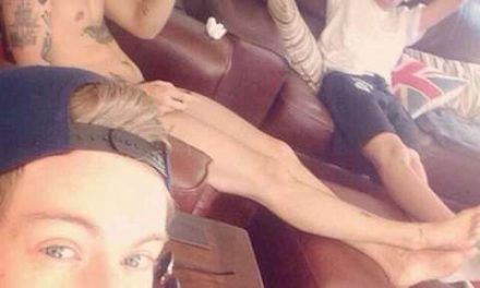 Harry Styles causa polémica en Twitter por ‘selfie’ desnudo (+Foto)