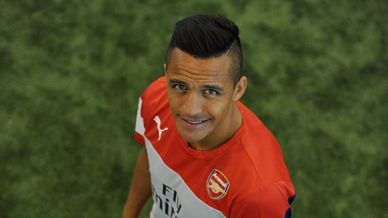 Alexis Sánchez ya firmó y posó como nuevo jugador del Arsenal