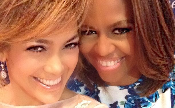 Jennifer Lopez y Michelle Obama sorprenden con selfie