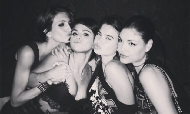 Selena Gomez sufrió descuido con blusa y enseña los pezones (+Foto)