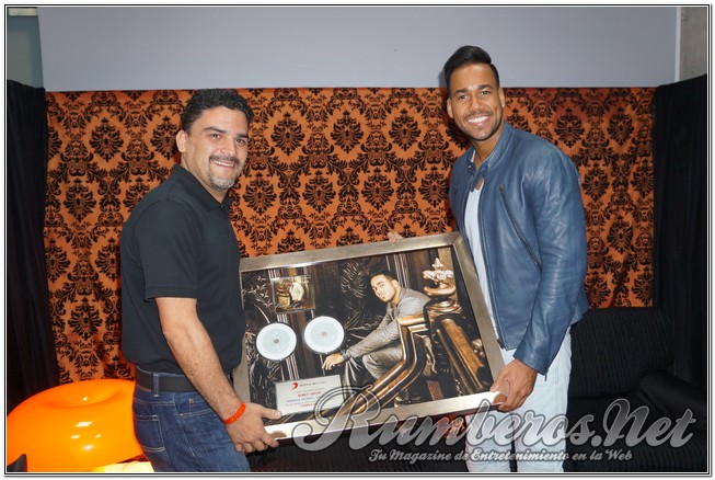 Romeo Santos recibió Doble Disco de Platino en Venezuela  y alli estuvimos en #Exclusiva (+Fotos)