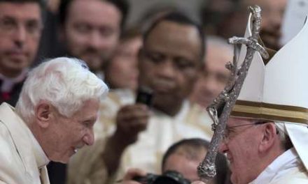 Niegan que papa Francisco y Benedicto XVI miren juntos final