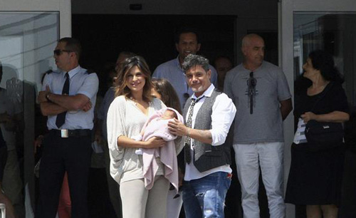 Primer posado oficial de Alma, la hija de Alejandro Sanz y Raquel Perera (+Foto)