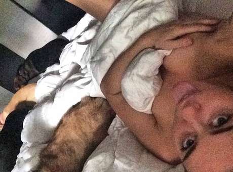 Miley Cyrus enciende Instagram con desnudo desde la cama (+Foto)