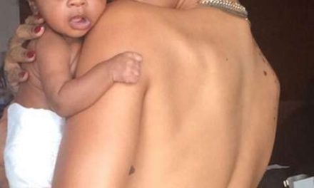 Rihanna posa sexy en topless cargando a su sobrina (+Foto)
