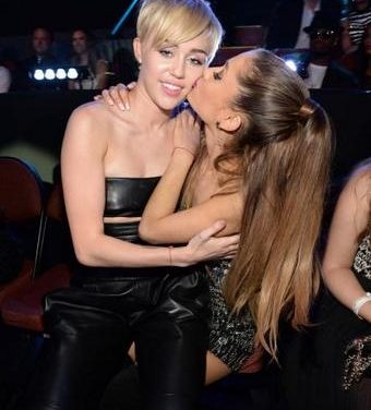 Miley Cyrus disfruta el beso de Ariana Grande en los MTV Video Music Awards 2014 (+Foto)
