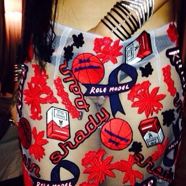 Rihanna de escandalo por ‘tocarse’ parte íntima en foto (+Foto)