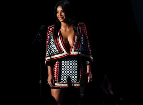 Kim Kardashian graba participación en serie ‘2 Broke Girls’