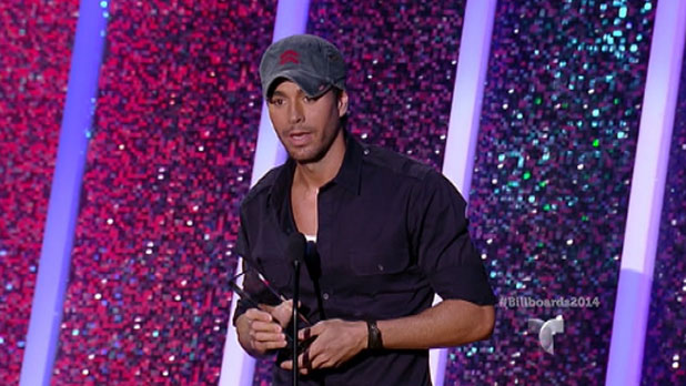 Enrique Iglesias gana dos Premios Tu Mundo gracias al éxito de »Bailando»