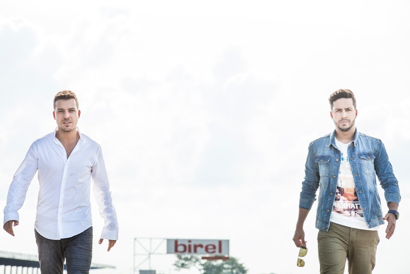 SILVER Y DOUGLAS DECLARAN SU AMOR CON »USTED ME GUSTA»